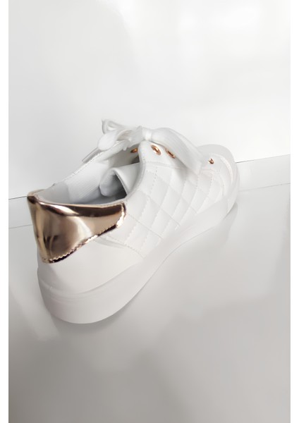 Beyaz Şık Kadın Sneaker | Altın Detaylı Rahat Günlük Ayakkabı