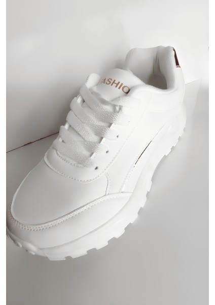 Beyaz Renk Kadın Spor Ayakkabı – Şık ve Konforlu Tasarım