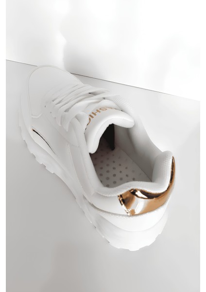 Beyaz Renk Kadın Spor Ayakkabı – Şık ve Konforlu Tasarım