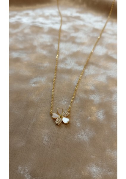 Çiçek Motifli Kolye