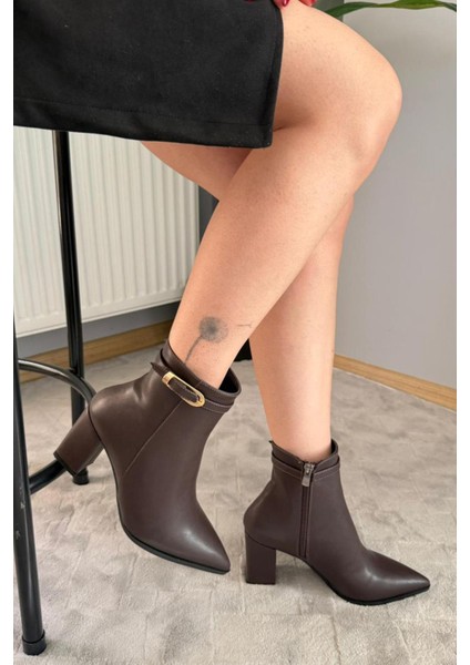 Kadın Julia Kahve Deri Yandan Fermuarlı Toka Detaylı Kalın Topuklu Sivri Burunlu Günlük Bot fiyatları