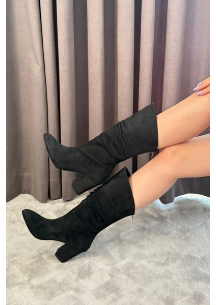 Kadın Saşa Siyah Süet Körüklü Arkadan Fermuarl Kalın Topuklu Sivri Burun Orta Boy Çizme indirimleri