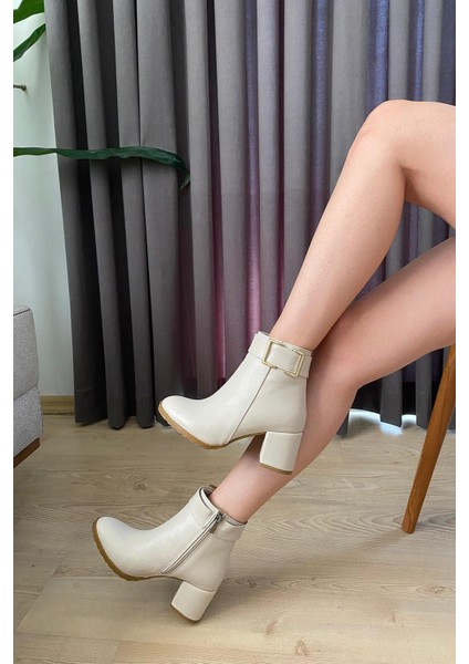 Kadın Trend Krem Cilt Tokalı ( 6 cm ) Topuklu Oval Burun Bot