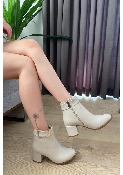 Kadın Trend Krem Cilt Tokalı ( 6 cm ) Topuklu Oval Burun Bot modelleri