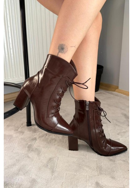 Kadın Cora Kahverengi Rugan Yandan Fermuarlı Bağcık Detaylı Kalın Topuklu Sivri Burunlu Bot