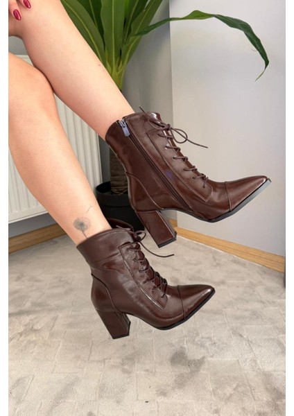Kadın Cora Kahverengi Rugan Yandan Fermuarlı Bağcık Detaylı Kalın Topuklu Sivri Burunlu Bot fiyatları