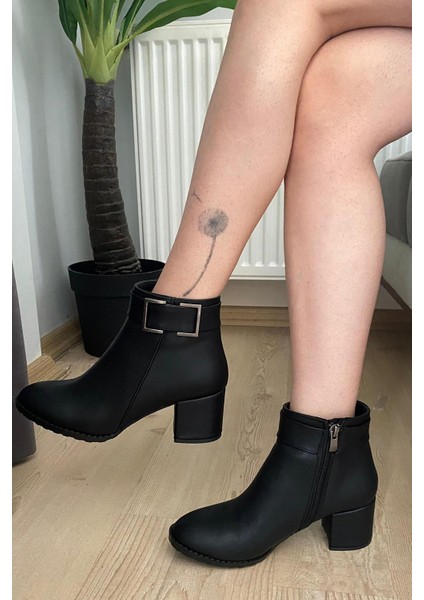Kadın Trend Siyah Kare Tokalı ( 6 cm ) Topuklu Oval Burun Bot