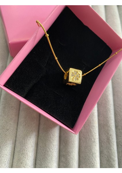 Çelik Kolye “yonca” Küp 1x1 Cm. Kolye Gold-Özel Kutusunda