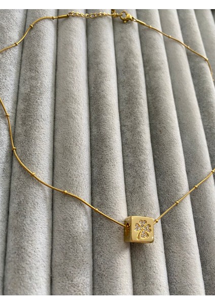 Çelik Kolye “yonca” Küp 1x1 Cm. Kolye Gold-Özel Kutusunda fiyatları