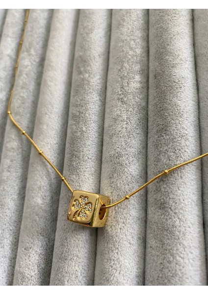 Çelik Kolye “yonca” Küp 1x1 Cm. Kolye Gold-Özel Kutusunda modelleri