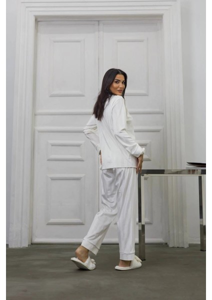 Beyaz Gofrajlı Kalp Nakışlı Uzun Kadife Pijama Takımı