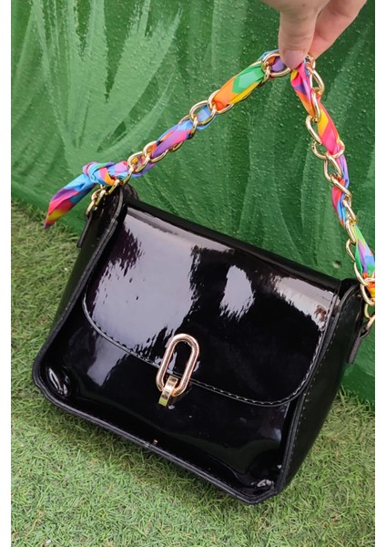 Zincir Askılı Siyah Kadın Omuz Çantası – Parlak Deri Görünümlü, Leopar Desenli Siyah Şık Çanta