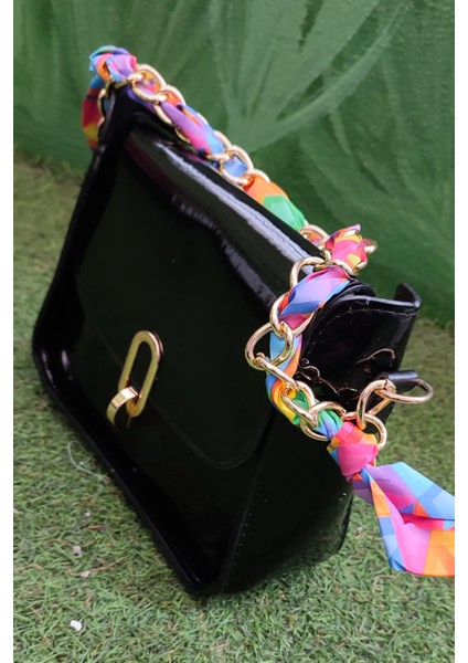 Zincir Askılı Siyah Kadın Omuz Çantası – Parlak Deri Görünümlü, Leopar Desenli Siyah Şık Çanta fiyatları