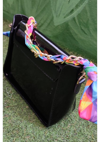 Zincir Askılı Siyah Kadın Omuz Çantası – Parlak Deri Görünümlü, Leopar Desenli Siyah Şık Çanta modelleri