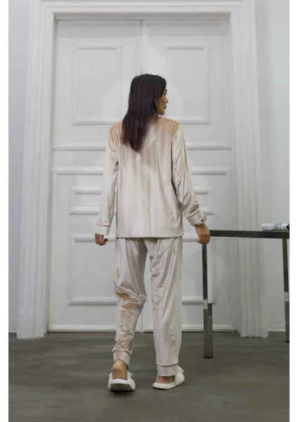 Bej Gofrajlı Kalp Nakışlı Uzun Kadife Pijama Takımı modelleri