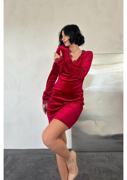 Kırmızı Yaka ve Kol Dantelli Mini Elbise