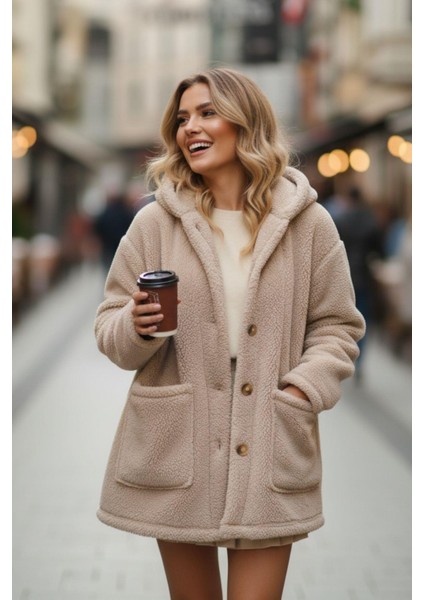 Düğmeli Kapüşonlu Peluş Mont – Bej Oversize