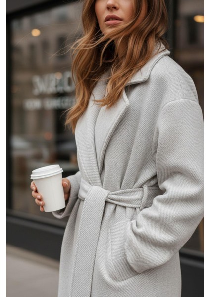 Kadın Kuşaklı Uzun Kaban – Açık Gri Soft Dokulu Balıksırtı Desen