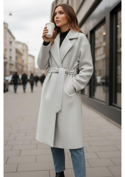 Kadın Kuşaklı Uzun Kaban – Açık Gri Soft Dokulu Balıksırtı Desen fiyatları