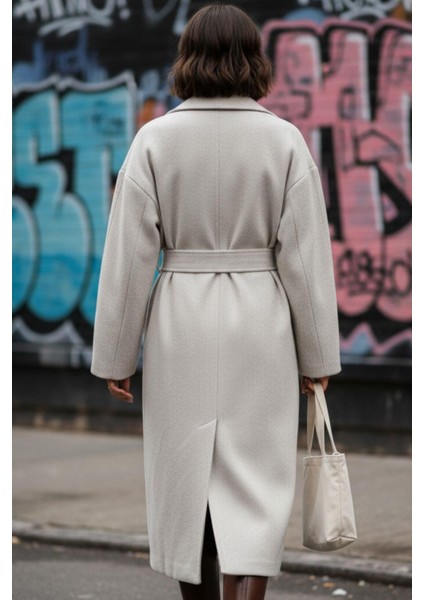 Kadın Kuşaklı Uzun Kaban – Açık Gri Soft Dokulu Balıksırtı Desen modelleri