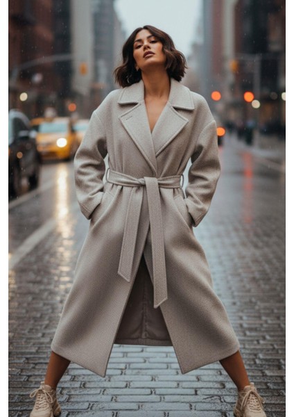 Kadın Kuşaklı Uzun Kaban – Açık Gri Soft Dokulu Balıksırtı Desen fırsatları