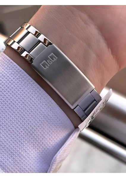 Çelik Kordon Takvimli Kadran 2 Yıl Garantili 3 Atm Suya Dayanıklı Erkek Kol Saati QQ.E2001.A2 fırsatları