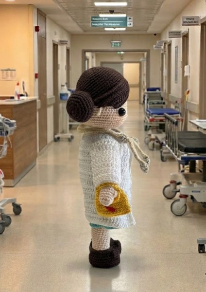 Doktor Elif – El Yapımı Örgü Amigurumi Bebek fiyatları
