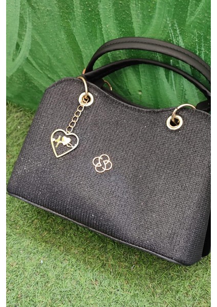 Siyah Kumaş Dokulu Kadın El ve Omuz Çantası – Altın Kalp Aksesuar Detaylı Şık Tasarım fiyatları