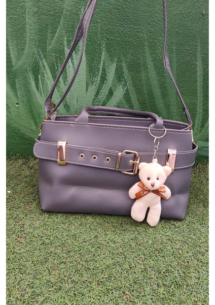 Peluş Ayı Charmlı Kadın Omuz Çantası – Gri Deri & Peluş Ayıcık Detaylı modelleri