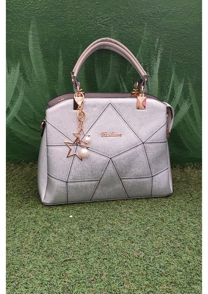 Parlak Gri Kadın El ve Omuz Çantası – Yıldız ve Inci Aksesuar Detaylı, Geometrik Dikişli Şık Model