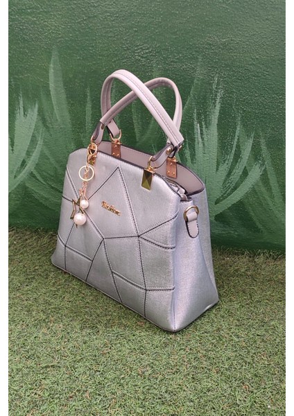 Parlak Gri Kadın El ve Omuz Çantası – Yıldız ve Inci Aksesuar Detaylı, Geometrik Dikişli Şık Model fiyatları