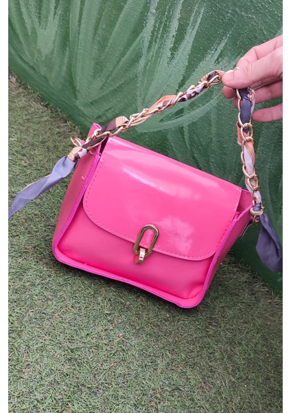 Zincir Askılı Pembe Parlak Kadın Omuz Çantası – Şık ve Trend Mini Çapraz Çanta