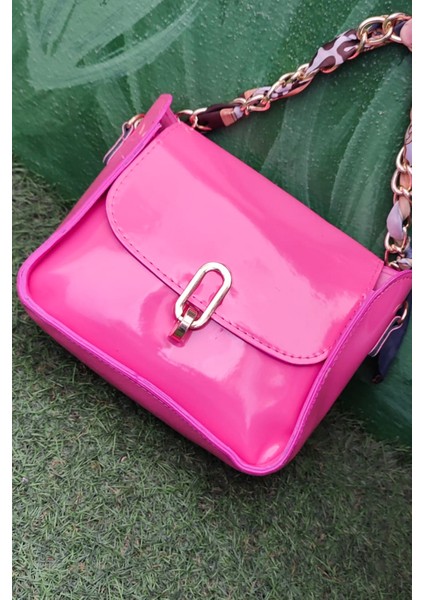Zincir Askılı Pembe Parlak Kadın Omuz Çantası – Şık ve Trend Mini Çapraz Çanta fiyatları