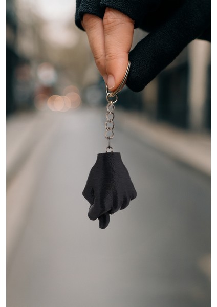 Siyah Yumruk Şekilli Nah Hareketi Anahtarlık – Sert Plastik, Şık ve Dayanıklı Erkek Kadın Anahtarlık