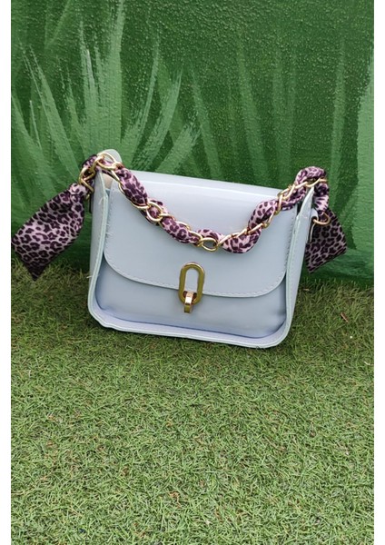 Zincir Askılı Mavi Kadın Omuz Çantası – Parlak Deri Görünümlü, Leopar Desenli Şık Aksesuar