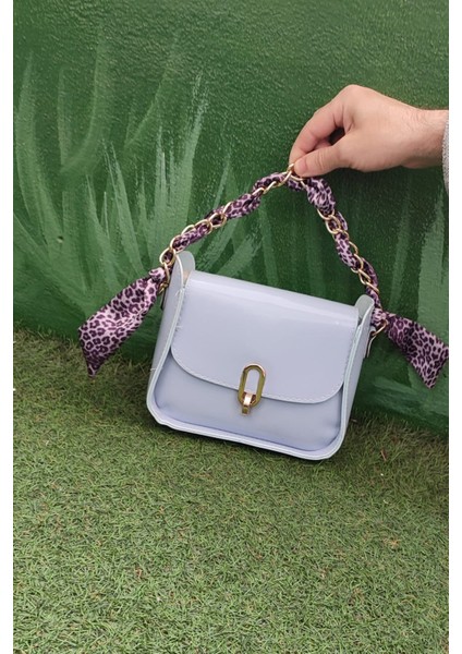 Zincir Askılı Mavi Kadın Omuz Çantası – Parlak Deri Görünümlü, Leopar Desenli Şık Aksesuar fiyatları