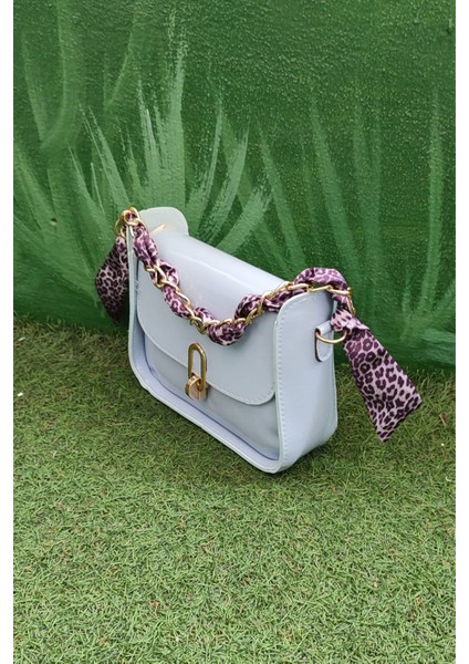 Zincir Askılı Mavi Kadın Omuz Çantası – Parlak Deri Görünümlü, Leopar Desenli Şık Aksesuar fırsatları