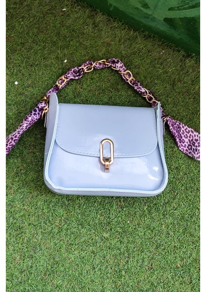Zincir Askılı Mavi Kadın Omuz Çantası – Parlak Deri Görünümlü, Leopar Desenli Şık Aksesuar indirimleri