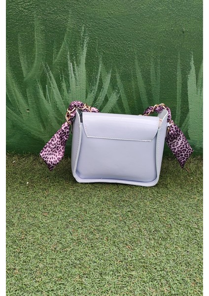 Zincir Askılı Mavi Kadın Omuz Çantası – Parlak Deri Görünümlü, Leopar Desenli Şık Aksesuar