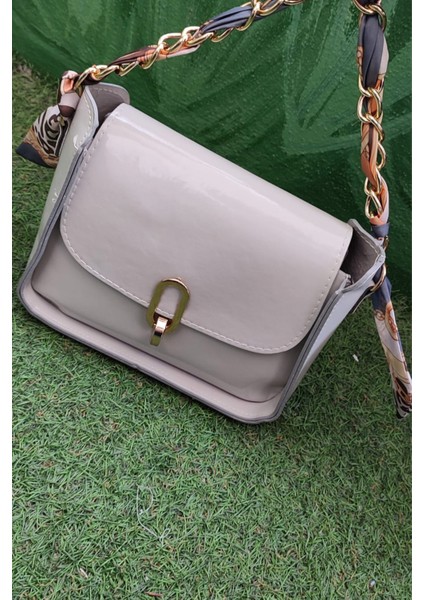 Zincir Askılı Kadın Parlak Gri Omuz Çantası – Şık Günlük & Gece Kullanım