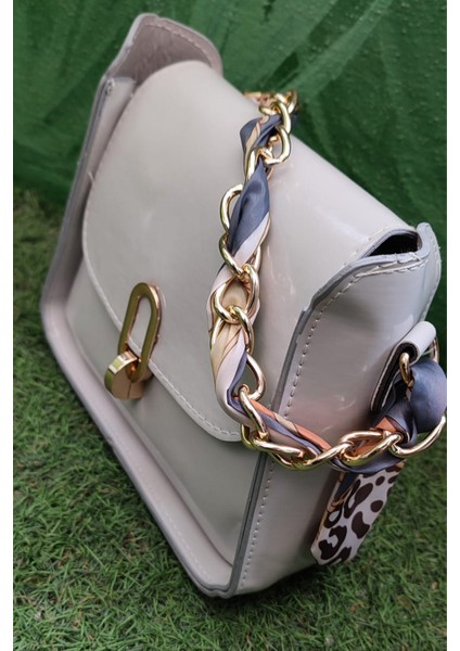 Zincir Askılı Kadın Parlak Gri Omuz Çantası – Şık Günlük & Gece Kullanım modelleri