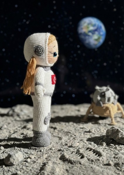 Astronot Elif – El Yapımı Örgü Amigurumi Bebek fiyatları