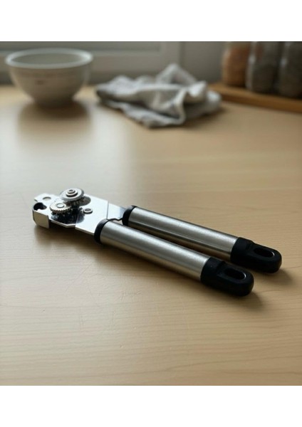 Paslanmaz Çelik Konserve Açacağı - Ergonomik Manuel Yanal Kesimli Çevirmeli, Pürüzsüz Kenar Bıçağı ile Güvenli ve Kolay Kullanım