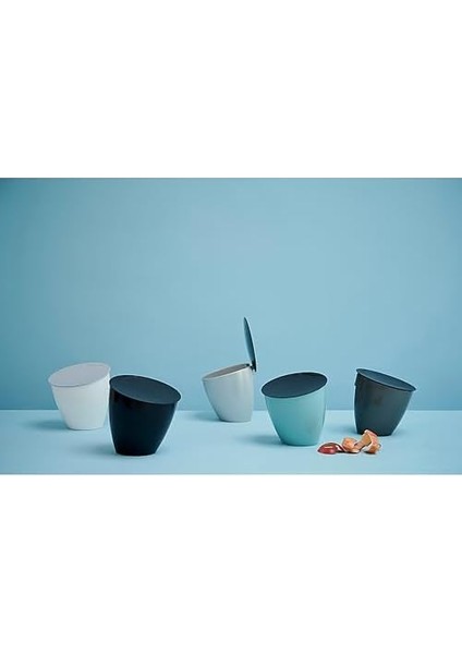 Çöp Kovası, Siyah