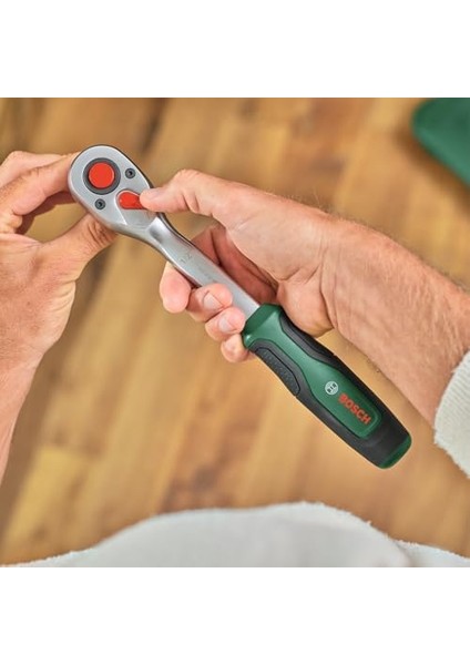 1/2 Inç Cırcır, 25 Parçalı Set (Güçlü Mandal; 768 Nm&apos;ye Kadar Yüksek Tork; Kilitleme Düğmesi; Sezgisel Yön Değişimi; Kavisli Boyun; Ergonomik Yumuşak Sap; 24 Aksesuar; Çanta)