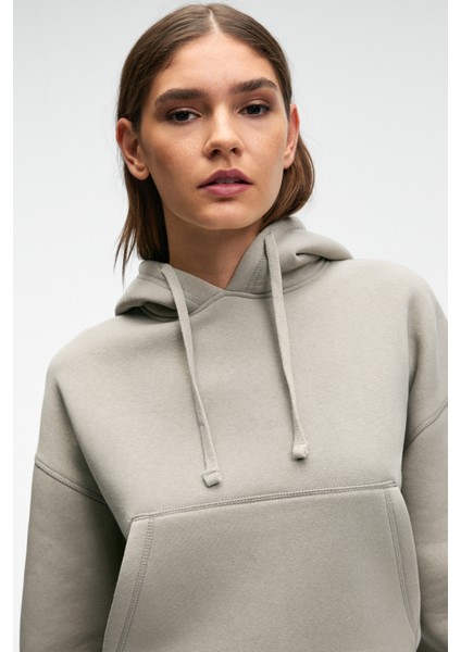 Selene Kadın Kapüşonlu Kangru Cepli Regular Fit Açık Gri Sweatshirt modelleri