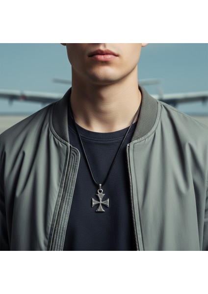 Antik Desenli Haç Gümüş Kaplama Deri İp Kolye