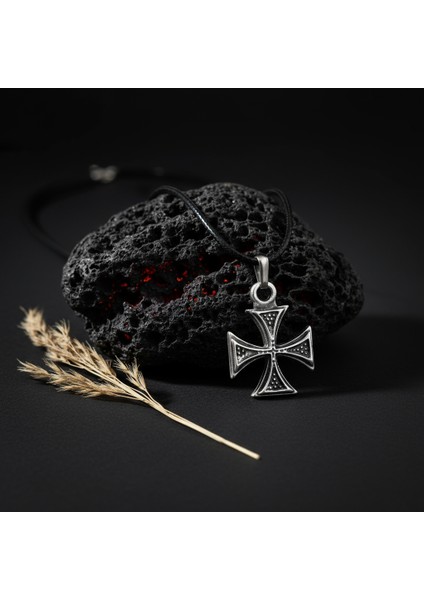 Antik Desenli Haç Gümüş Kaplama Deri İp Kolye modelleri