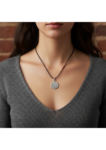 Asi Ruh Nirvana - Gülen Yüz Gümüş Kaplama Deri İp Kolye fiyatları