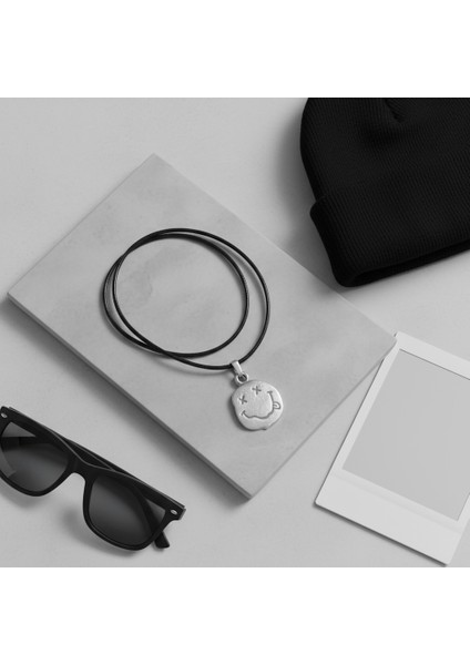 Asi Ruh Nirvana - Gülen Yüz Gümüş Kaplama Deri İp Kolye fırsatları